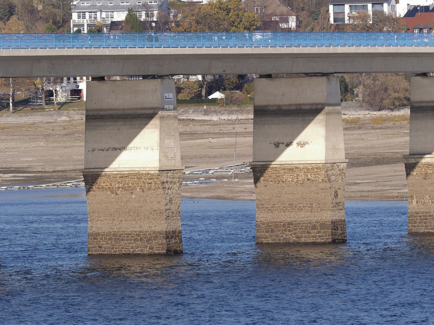 Die Delecker Brücke - nur noch mit den Füßen im Wasser.