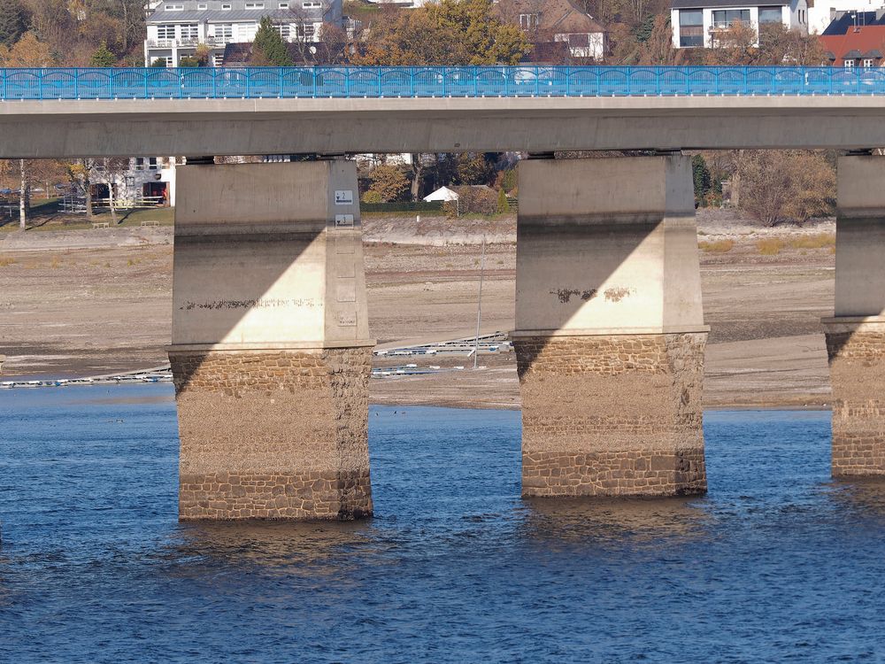 Die Delecker Brücke - nur noch mit den Füßen im Wasser.