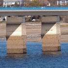 Die Delecker Brücke - nur noch mit den Füßen im Wasser.