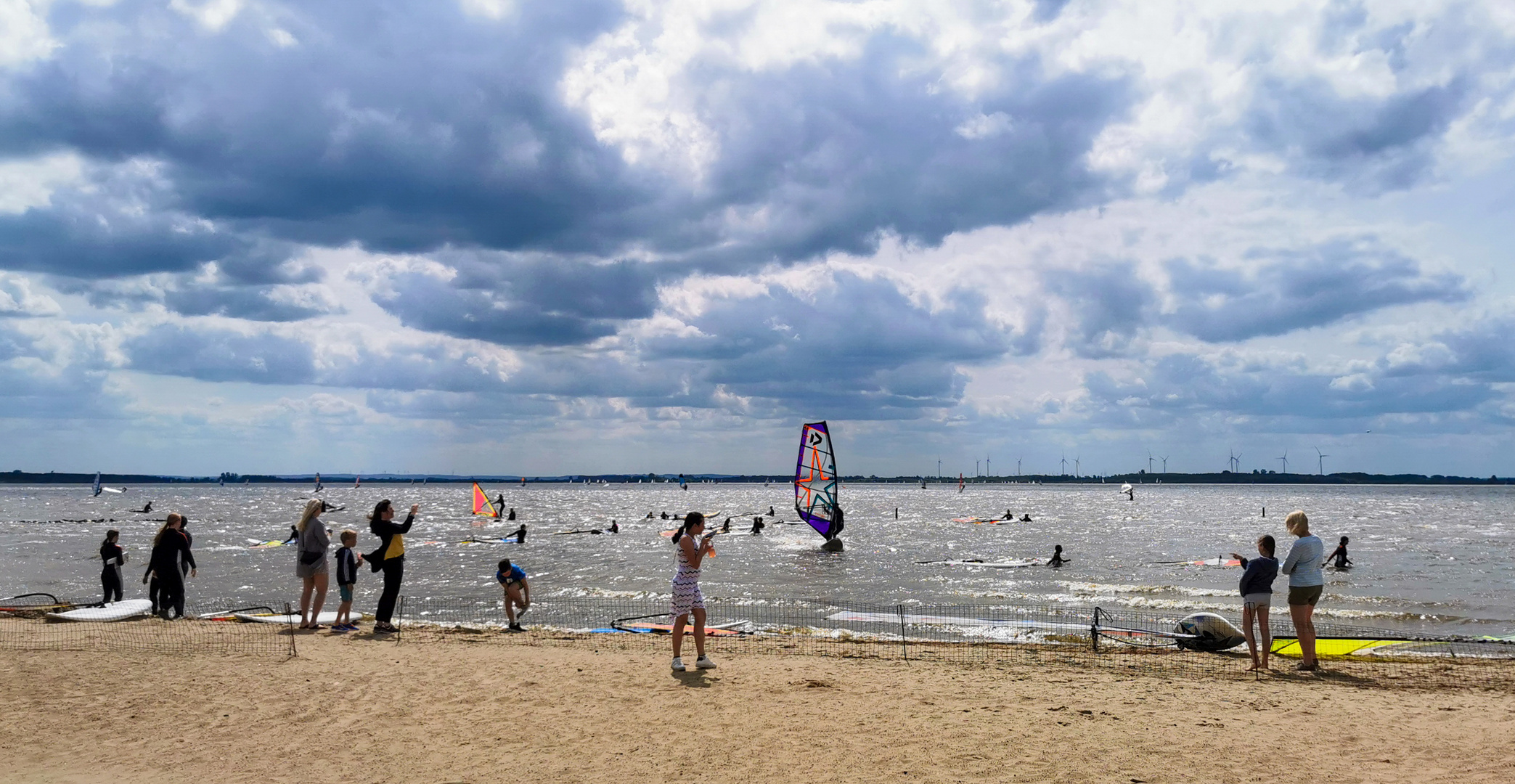 die Deutschen gehen schon bei 15° ins Wasser