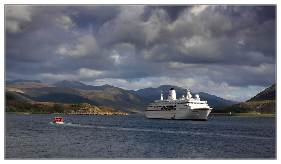 Die "Deutschland" das Traumschiff aus dem Fernsehen bei Ullapool vor Anker, Juni 2009