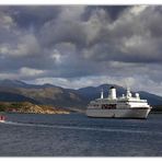 Die "Deutschland" das Traumschiff aus dem Fernsehen bei Ullapool vor Anker, Juni 2009