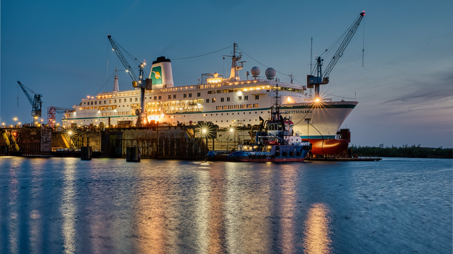 die "Deutschland" wird im Bredodock auf die Kreuzfahrtsaison vorbereitet