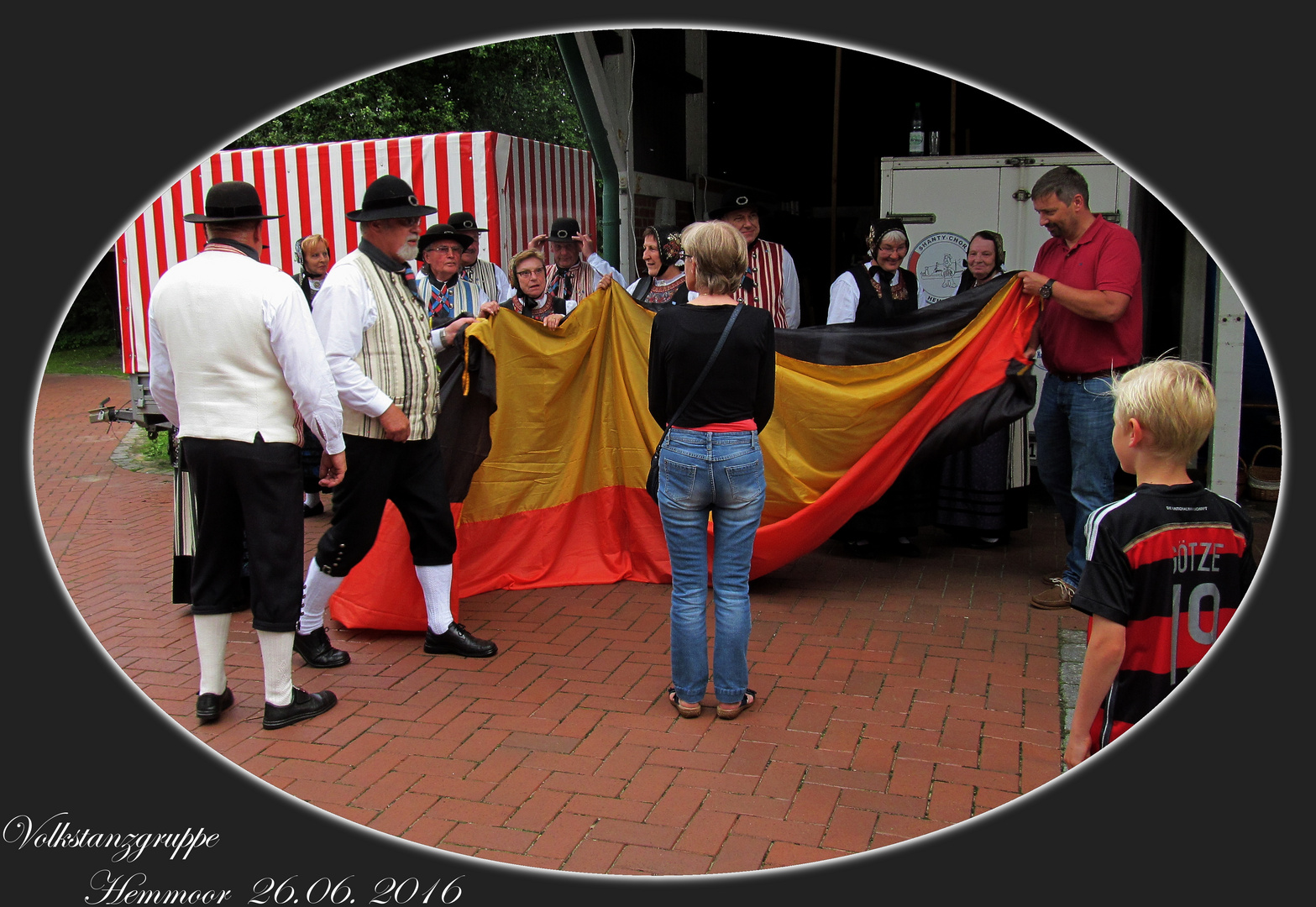 Die Deutschlandflagge wurde ausgebreitet ...