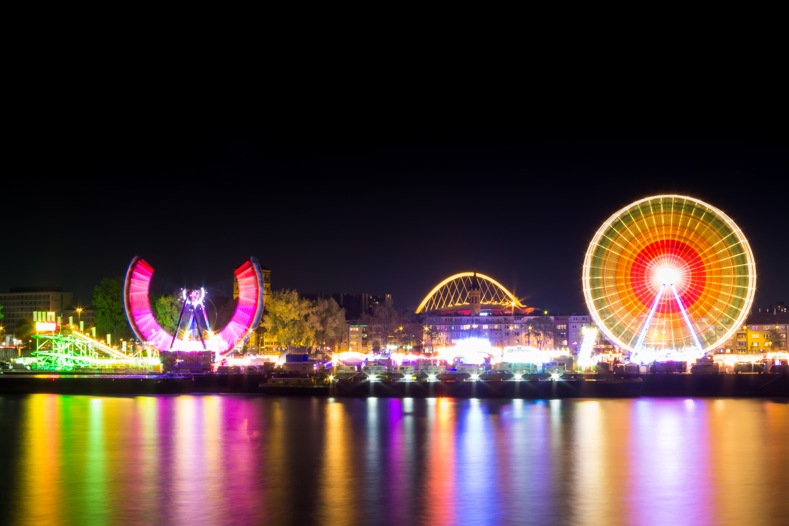 Die Deutzer Kirmes bei Nacht