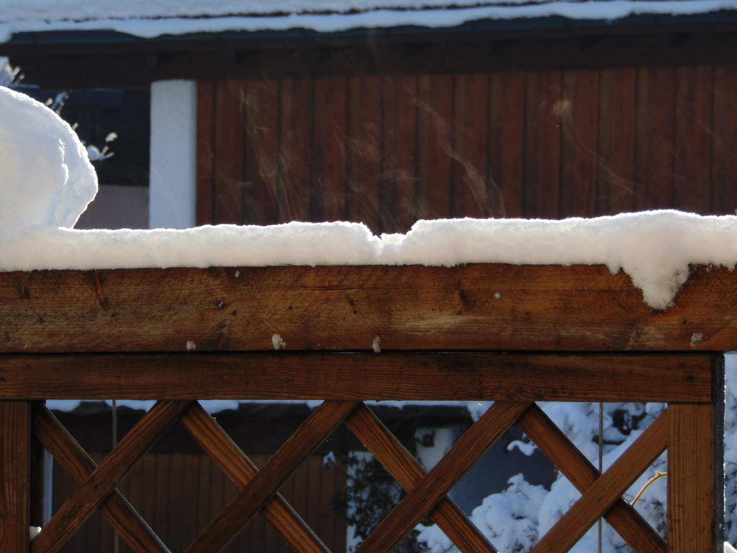 Die Dezembersonne verdampft den Schnee