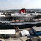 Die "dicke Queen" am Cruise-Center (Panorama)