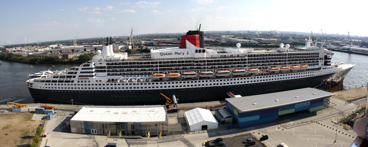 Die "dicke Queen" am Cruise-Center (Panorama)