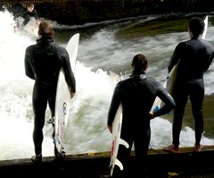 DIE, DIE AUF DER ISARWELLE SURFEN