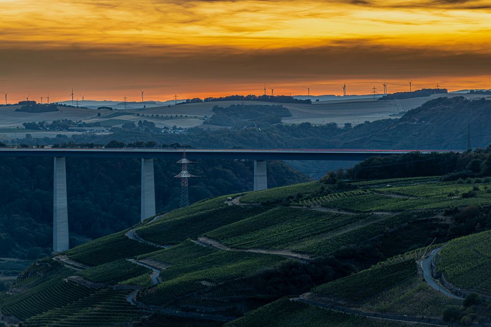 die Dieblicher Moselbrücke (A61) im Sonnenuntergang