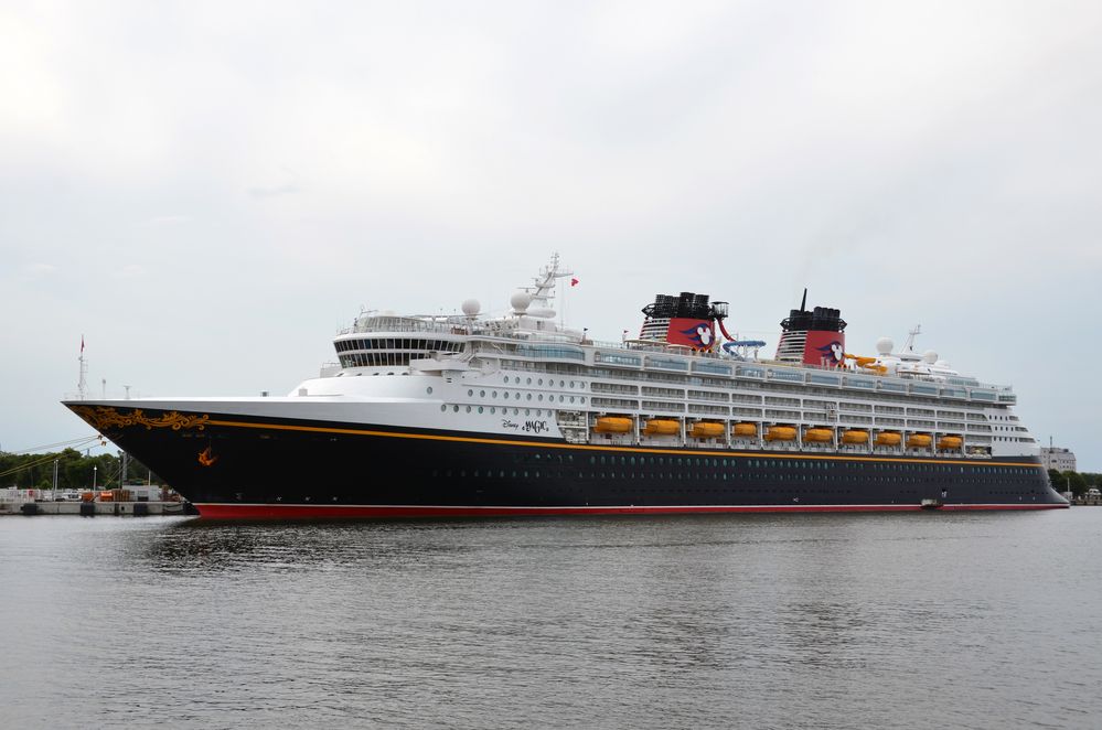 Die "Disney Magic" liegt erstmals in Warnemünde