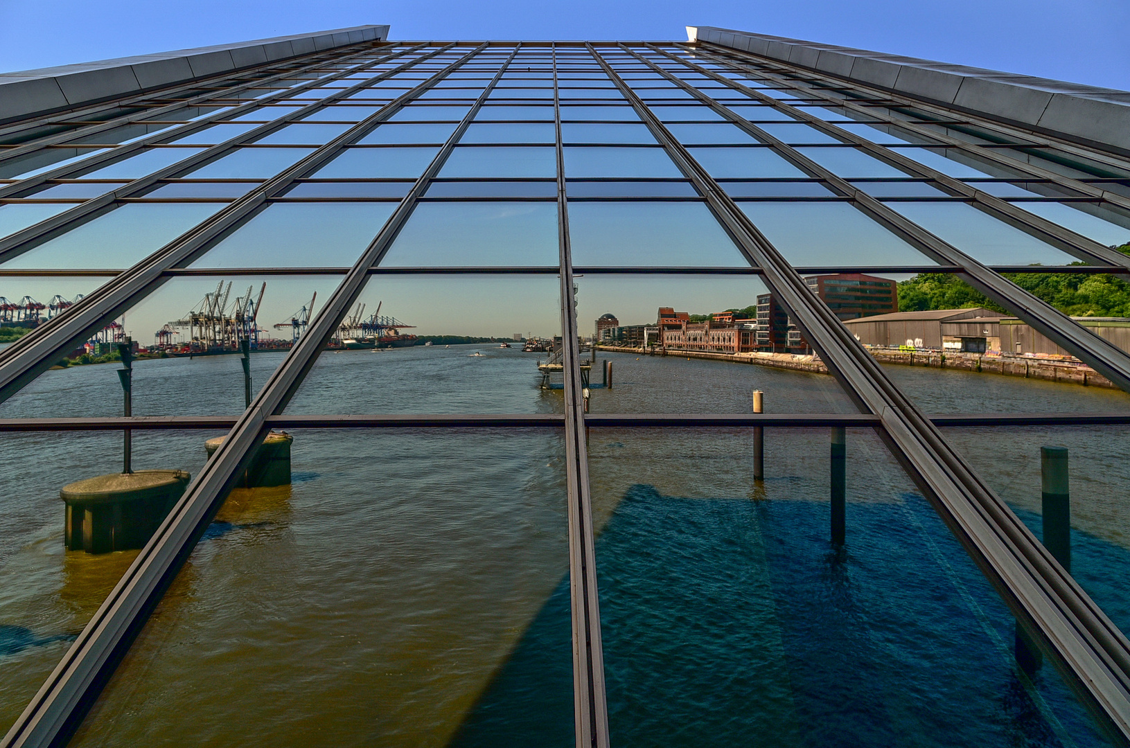 Die Dockland-Fenster gespiegelt 