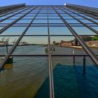 Die Dockland-Fenster gespiegelt 