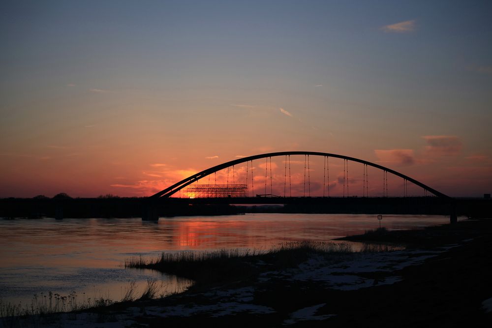 Die Dömitzer Elbbrücke .....