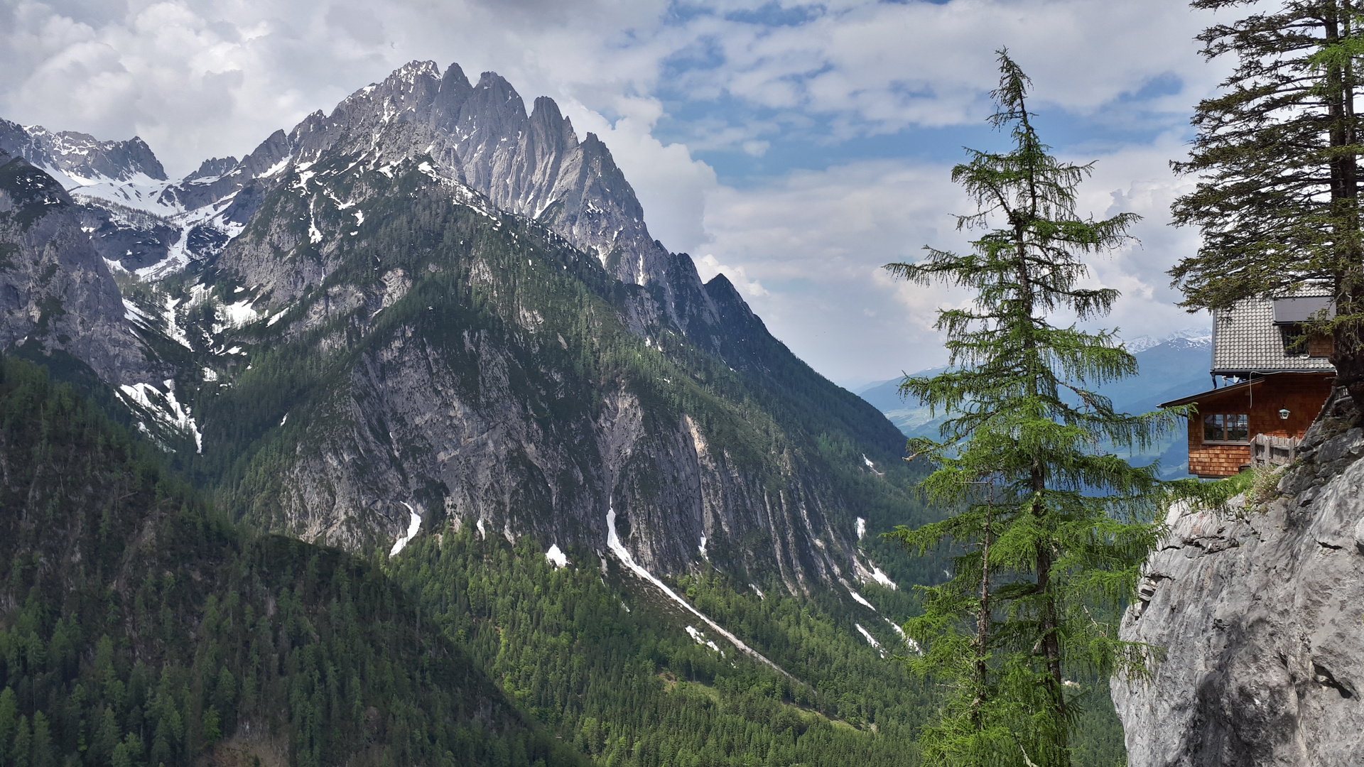 Die Dolomitenhütte direkt an der Felskante...