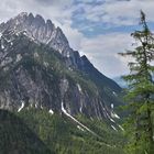 Die Dolomitenhütte direkt an der Felskante...