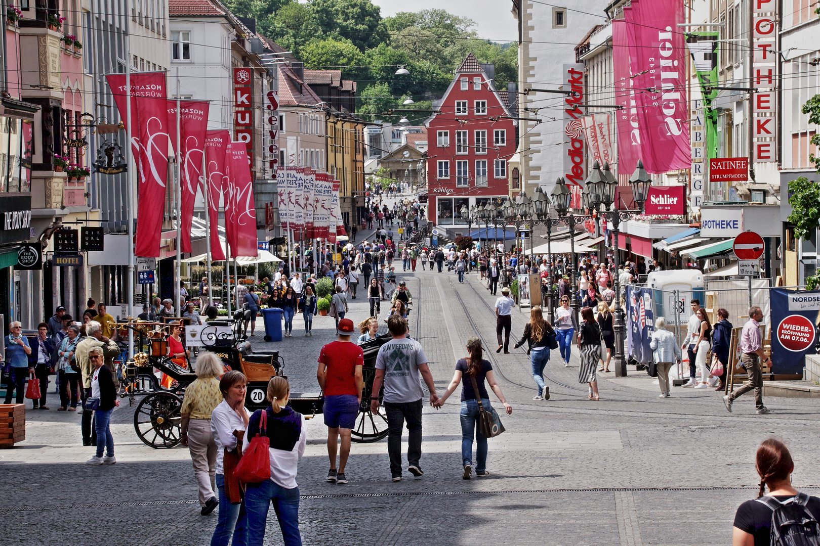 Die Domstrasse von Würzburg in Richtung alte Mainbrücke