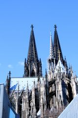 Die Domtürme ragen in den blauen Himmel.