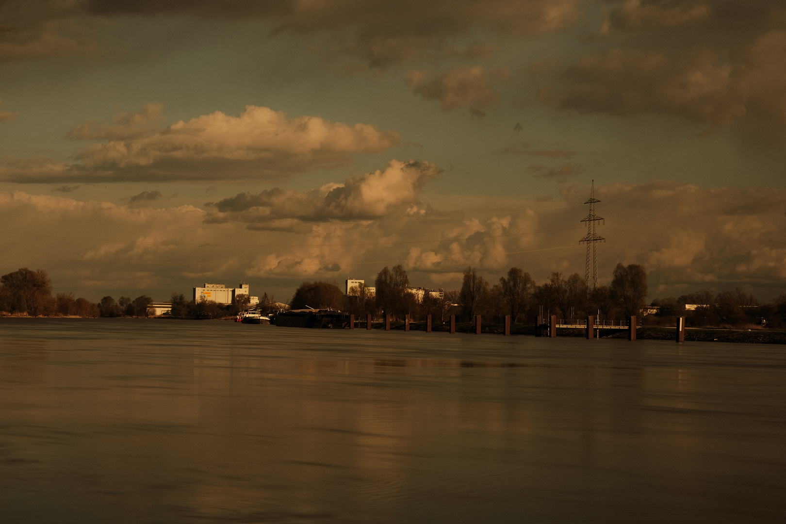 die Donau am Abend