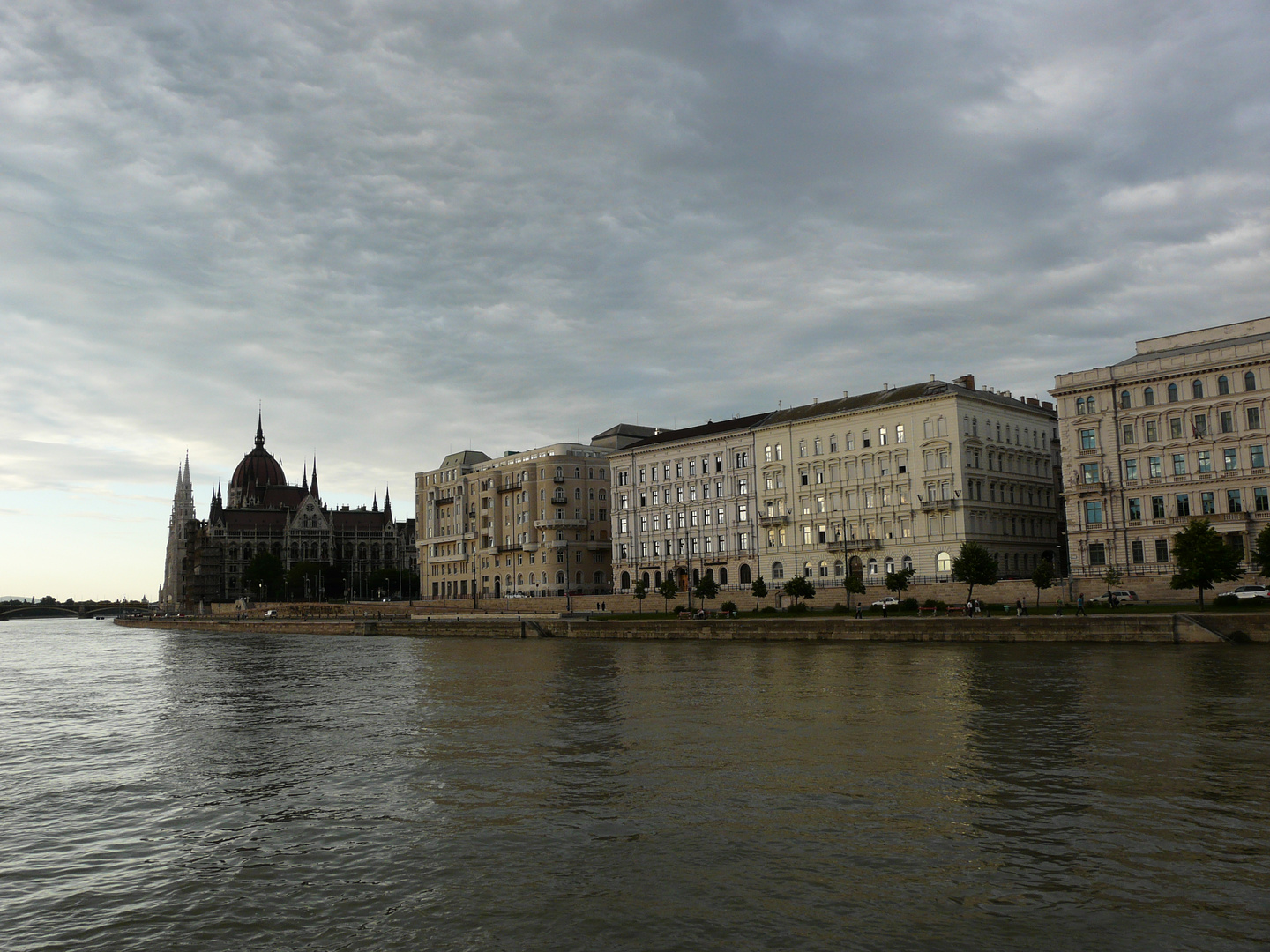 Die Donau in Budapest. Links beginnt das ungarische Parlamentsgebäude.