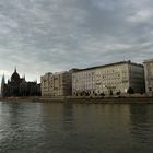 Die Donau in Budapest. Links beginnt das ungarische Parlamentsgebäude.