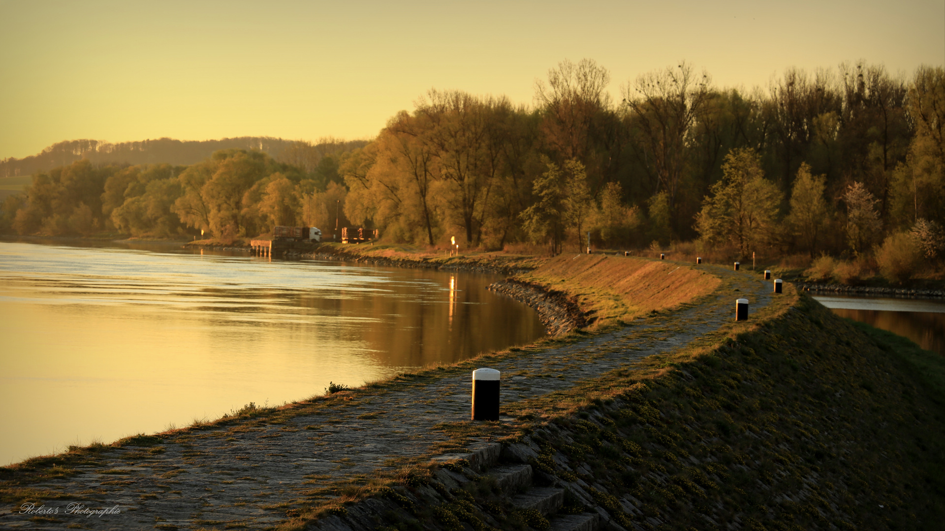 "Die Donau in der Morgensonne"