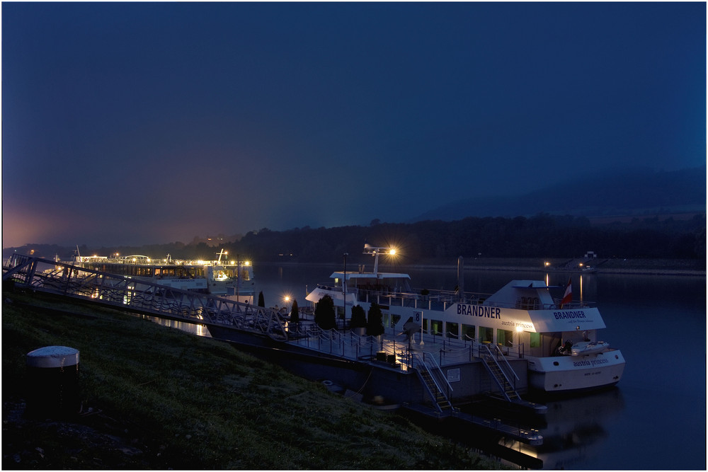 Die Donau mit der Anlegestelle in Melk