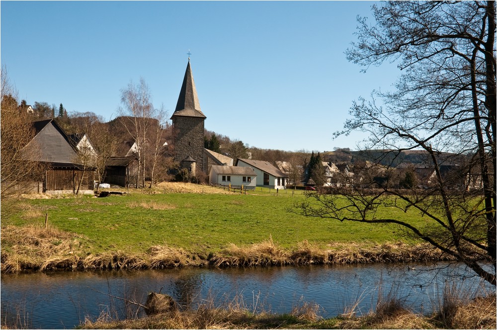 Die Dorfkirche ...