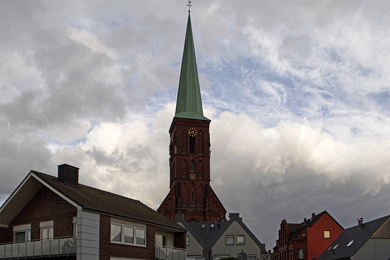 Die Dorfkirche von Hövel ohne stürzende Linien, dafür aber mit dunklen Wolken!