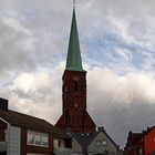 Die Dorfkirche von Hövel ohne stürzende Linien, dafür aber mit dunklen Wolken!