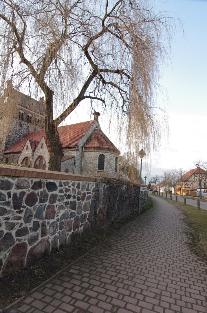 Die Dorfstraße an der Kirche