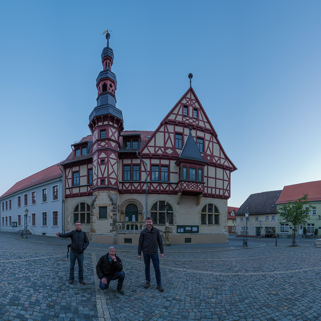 Die drei Jungs vorm Rathaus