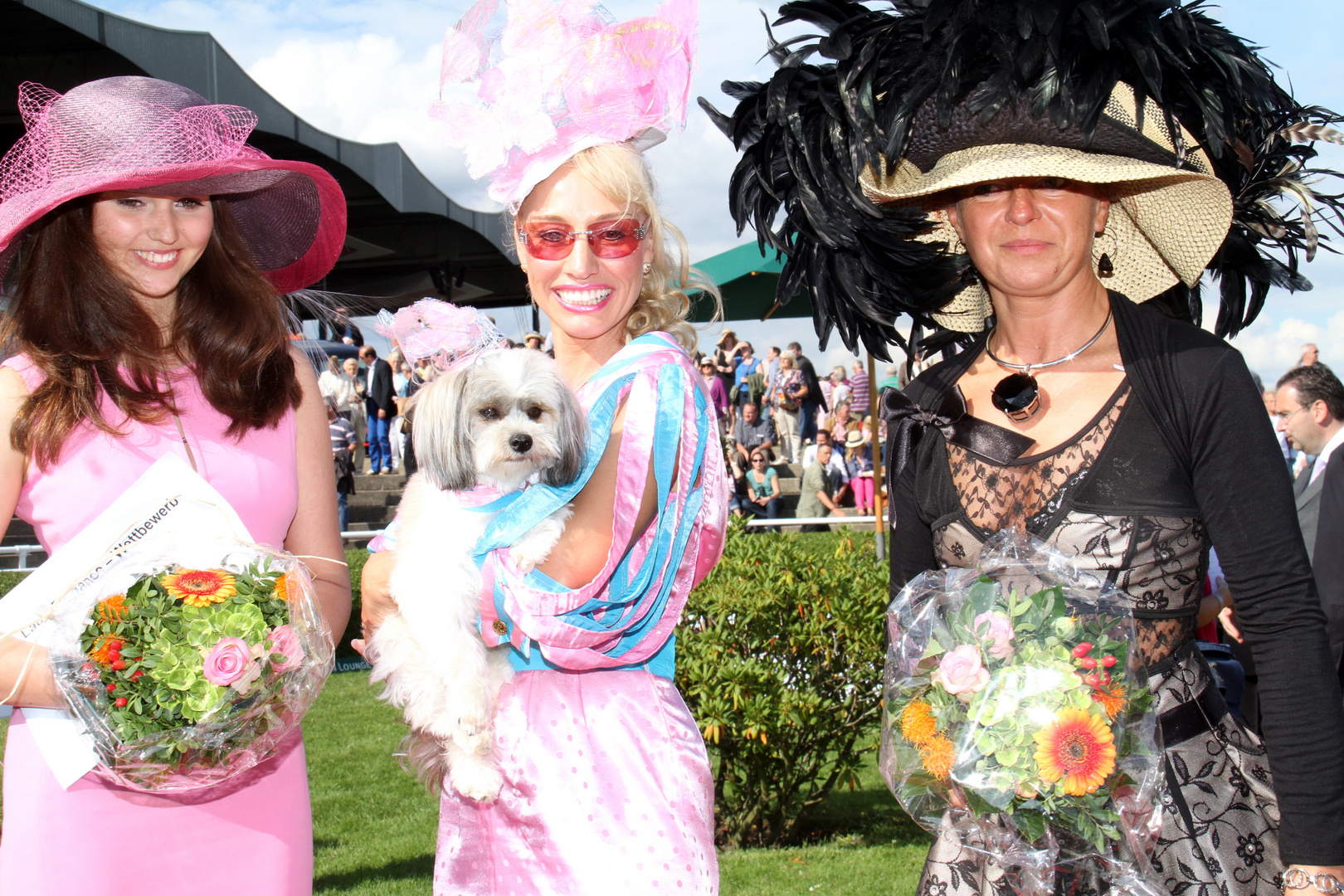 die drei Siegerinnen des Hutwettbewerbes beim Ascot-Renntag in Hannover