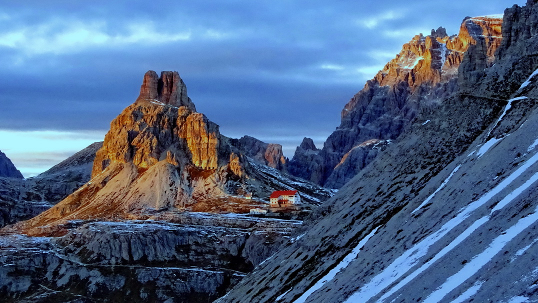 Die drei Zinnen hütte bei der Sonnenuntergang