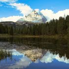 Die Drei Zinnen (Tre Cime di Lavaredo) spiegeln sich im Antornosee.