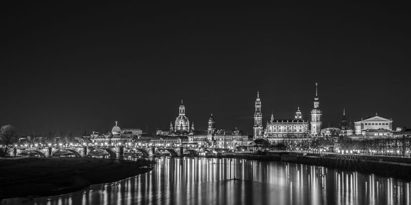 Die Dresdner Altstadt von der Marienbrücke aus abgelichtet
