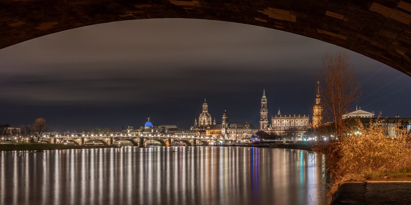 Die Dresdner Altstadt von unter einem Brückenbogen der Marienbrücke fotografiert