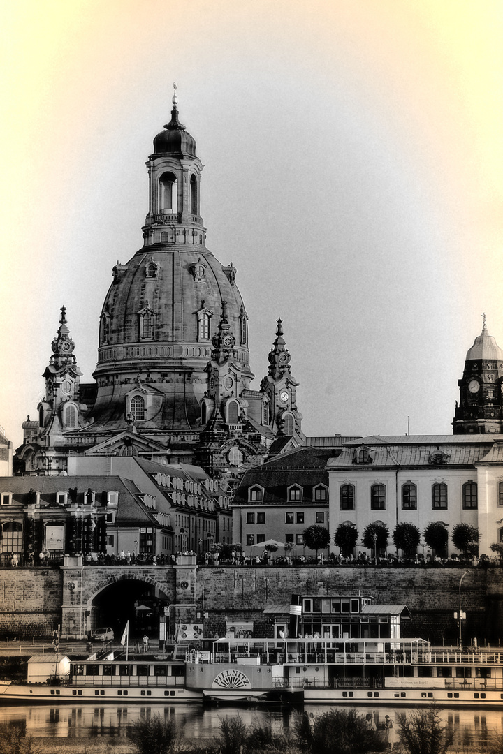 Die Dresdner Frauenkirche - wie Dazumal - Monocrom alt