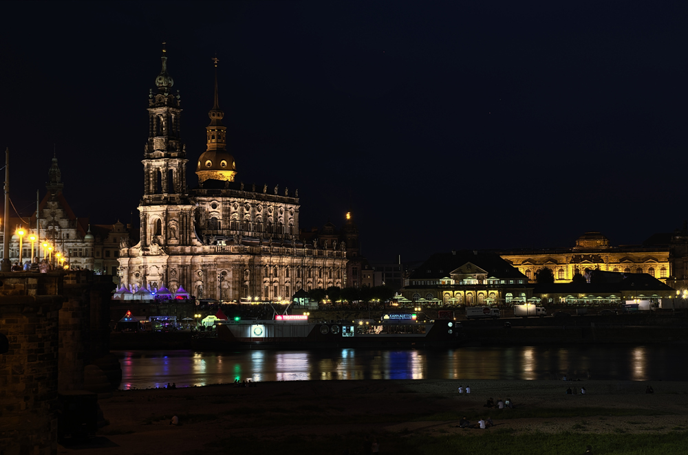 Die Dresdner Hofkirche des Nachts.