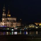 Die Dresdner Hofkirche des Nachts.