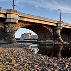 Die Dresdner Marienbrücke steht fasst auf dem Trockenen.