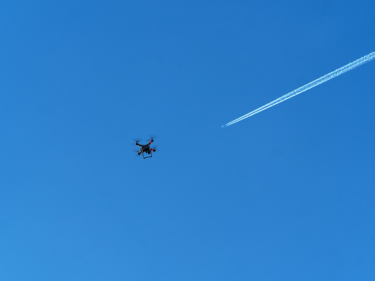 Die Drohne und das Flugzeug