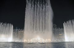 Die Dubai Fountain im Burj Park