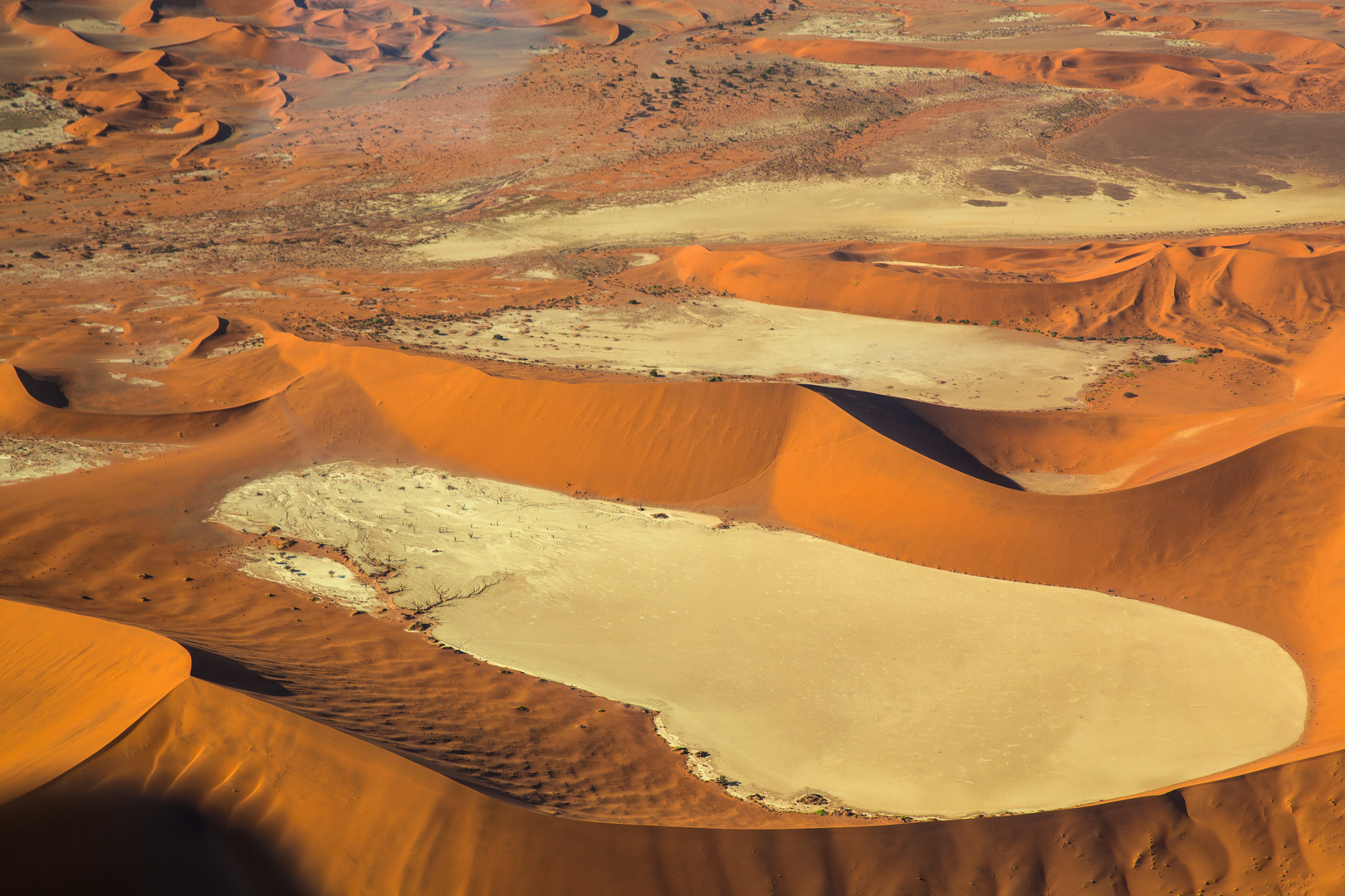 Die Dünen und Vleis in der roten Namib vom Kleinflugzeug aus gesehen