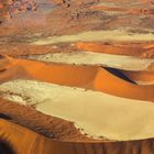 Die Dünen und Vleis in der roten Namib vom Kleinflugzeug aus gesehen