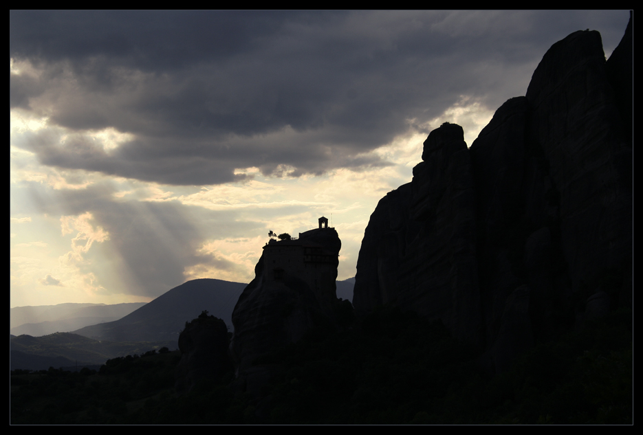 Die Dunkelheit senkt sich über Meteora