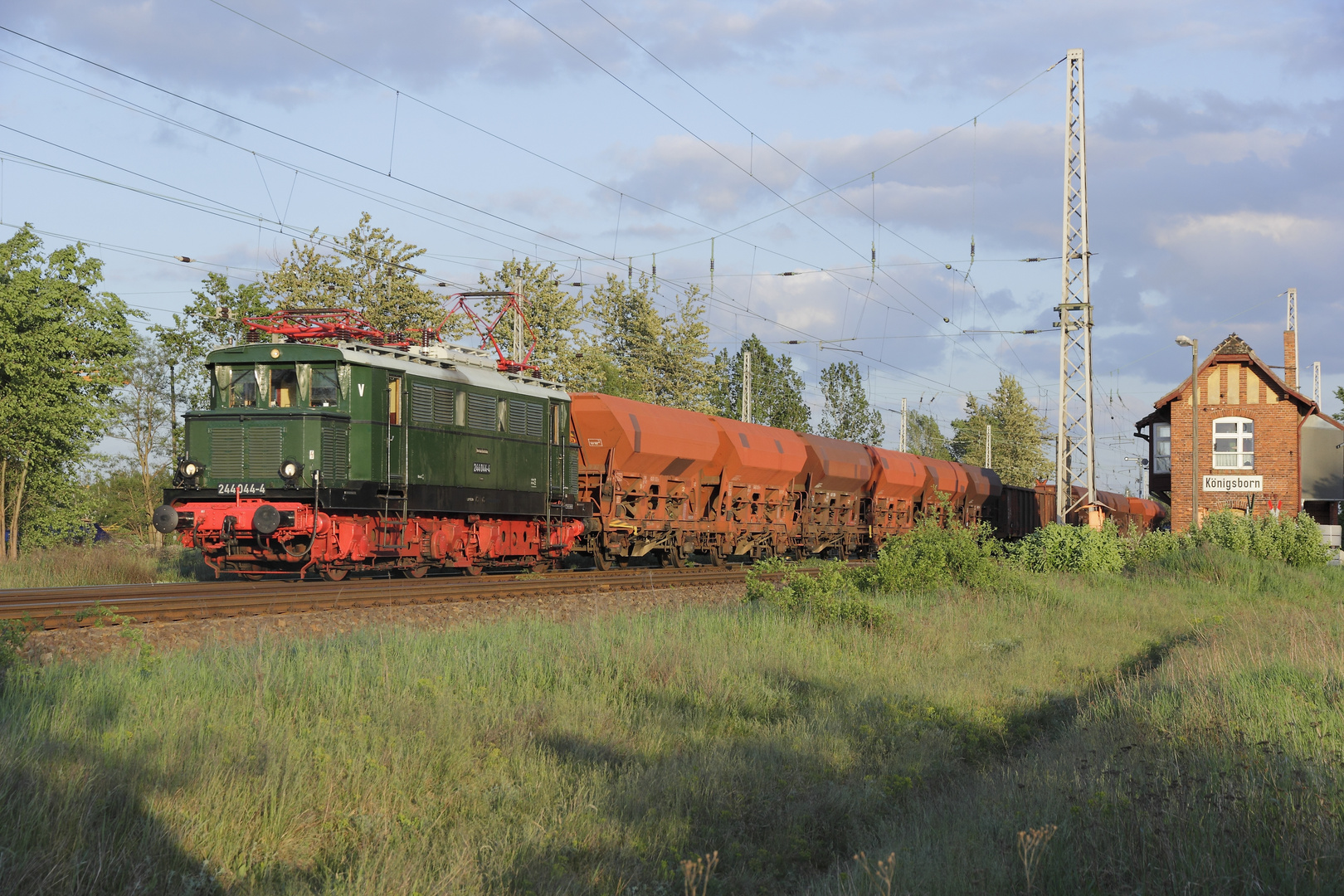 Die E 44 fährt in den Abend nach Magdeburg