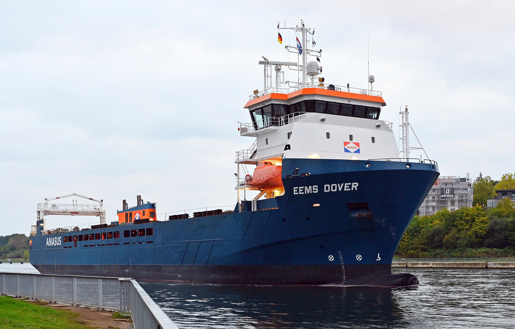 Die EEMS DOVER vor Holtenau im Nord-Ostsee-Kanal.