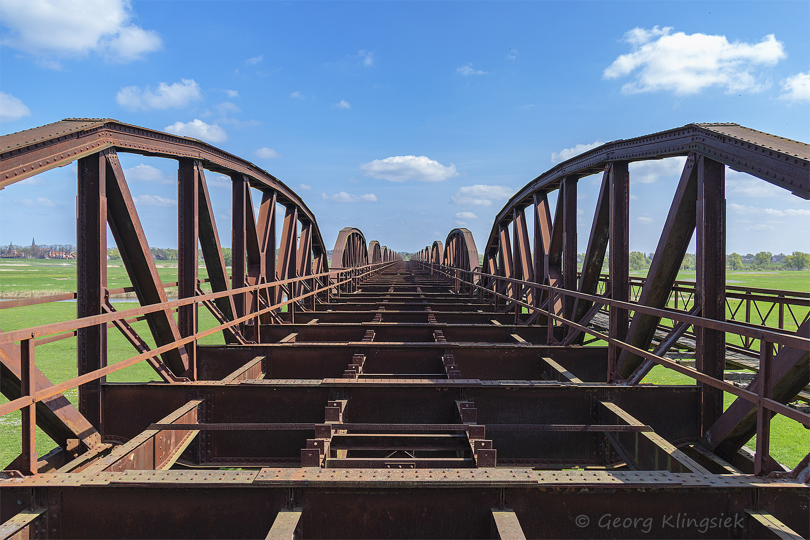 Die ehemalige Dömitzer Eisenbahnbrücke über die Elbe … 