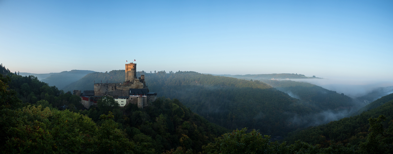 die Ehrenburg im Morgennebel ....